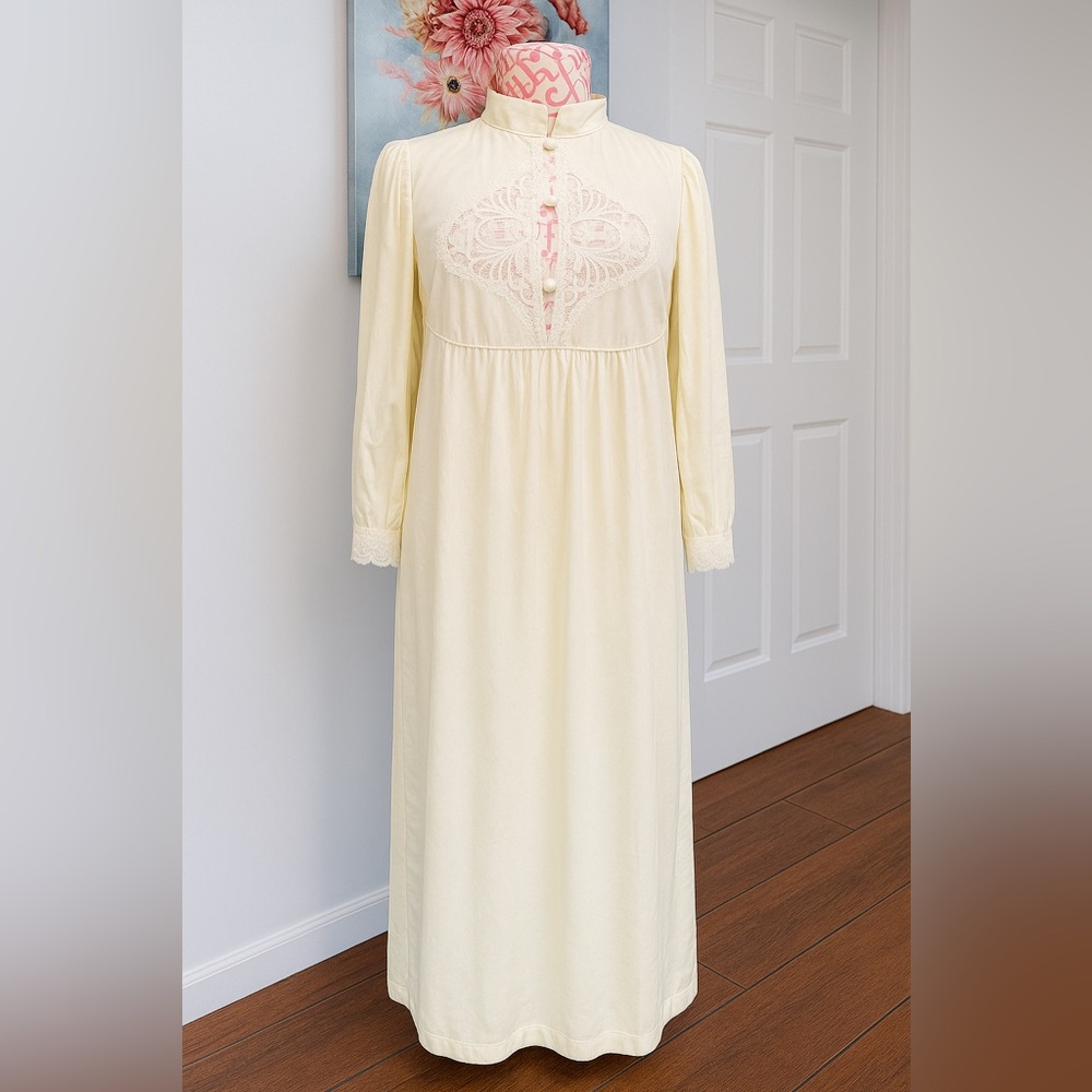 Vintage 70s Lily Of France Ivory Lace Trad Wife Peignoir Long Lined Nightgown‎ S